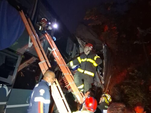 Acidente entre ônibus e caminhão na Fernão Dias mata um e deixa vários feridos em MG