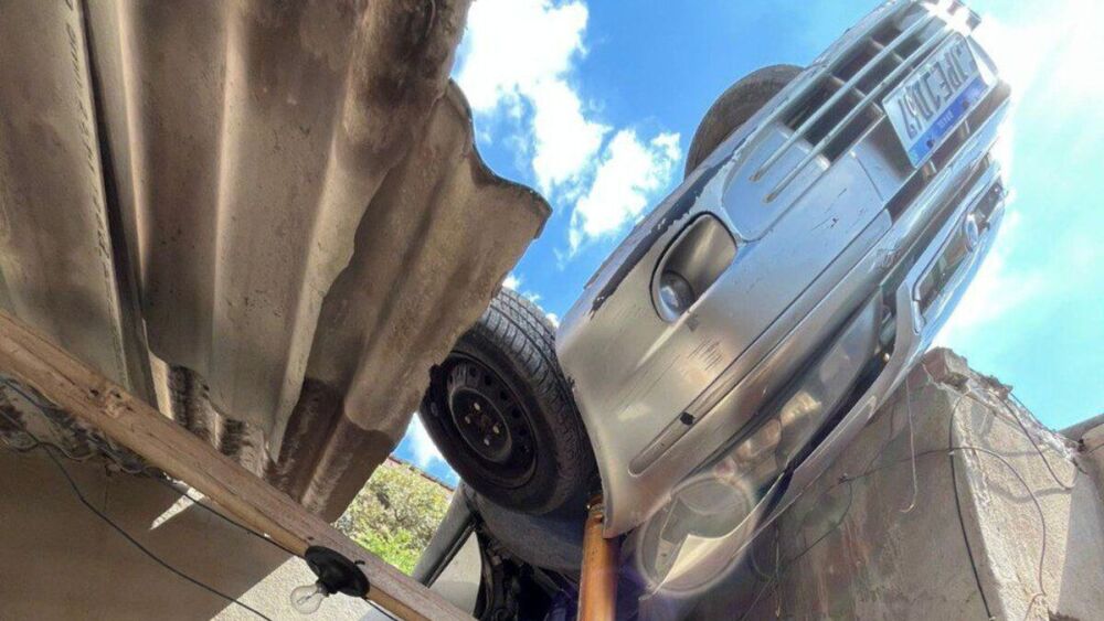 Carro foi estabilizado pelo Corpo de Bombeiros