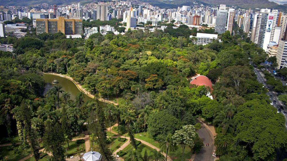 Vista aérea do Parque Municipal de Belo Horizonte para a cidade