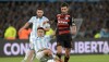 Racing x Flamengo: Arrascaeta disputa bola com defensor argentino