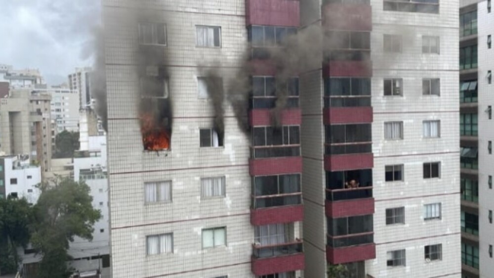 Apartamento pega fogo no bairro Carmo.jpg