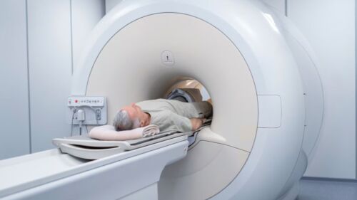 Para garantir o tratamento de câncer, o Governo do Brasil, por meio do Ministério da Saúde, criou um auxílio para custear o transporte, a alimentação e a hospedagem para pacientes que precisam fazer radioterapia