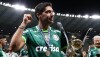 Abel Ferreira, do Palmeiras, com a taça do Campeonato Brasileiro 2023