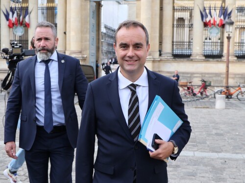 Primeiro-ministro da França propõe taxação de grandes fortunas