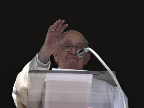Papa já havia cancelado audiências no sábado, mas celebrou benção no domingo