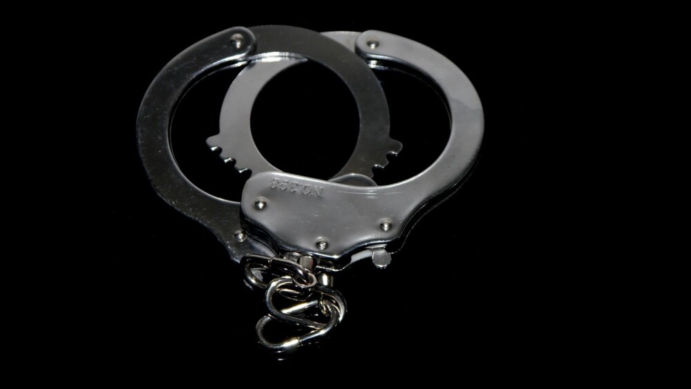 Foto mostra par de algemas