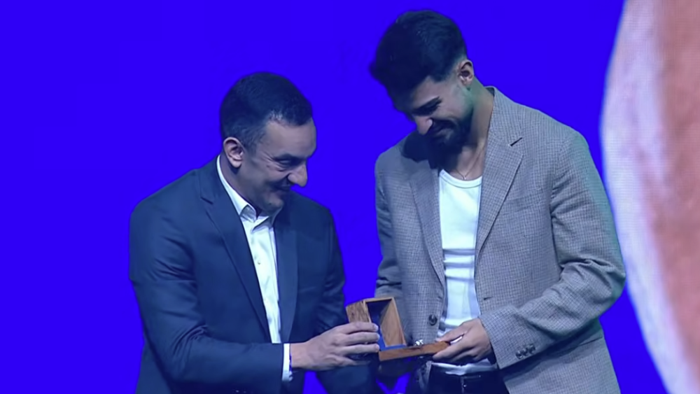 Flaco López recebe anel de prêmio da Federação Paulista