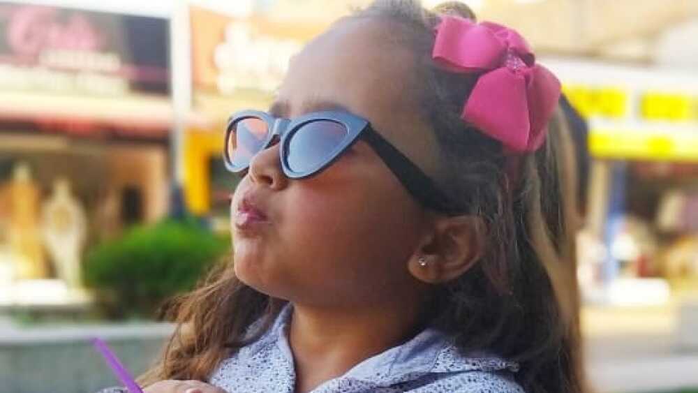 Criança quebra o ombro brincando e morre em hospital de MG; família denuncia negligência médica - Rádio Itatiaia