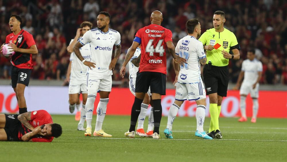 Rafa Silva, do Cruzeiro, foi expulso aos 3 segundos de jogo