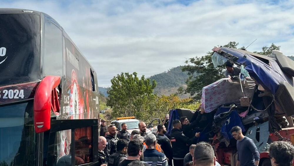 Ônibus da dupla César Menotti & Fabiano se envolve em acidente com carretas  na BR-262, na Zona da Mata - Rádio Itatiaia