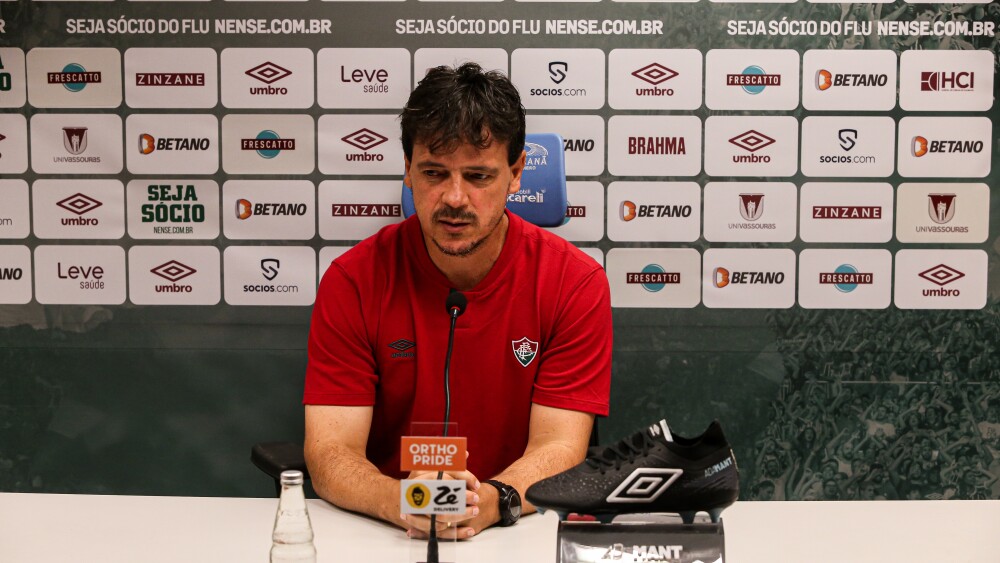 Fernando Diniz em coletiva no Fla-Flu