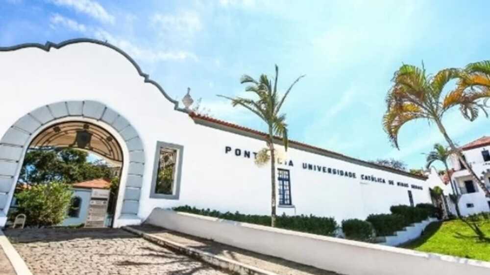 Imagem da fachada da PUC Minas