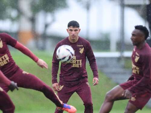 Esquivel (centro) deve ser novidade no Athletico-PR contra o Goiás