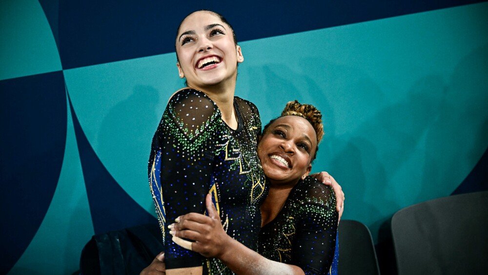 Júlia Soares e Rebeca Andrade em comemoração após execução de aparelho n