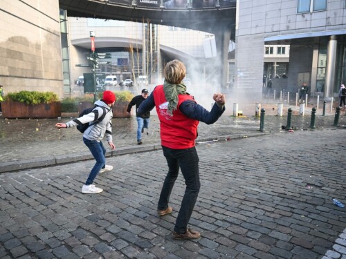 Manifestantes atiram bombas e batatas na polícia em protesto contra acordo Mercosul-UE em Bruxelas
