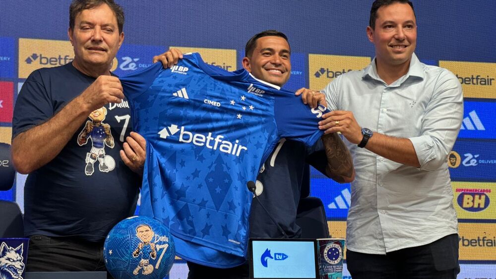 Apresentação de Dudu na Toca da Raposa II como novo reforço do Cruzeiro