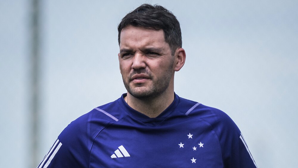 Nicolás Larcamón, técnico do Cruzeiro, tenta recolocar o time celeste no caminho das vitórias