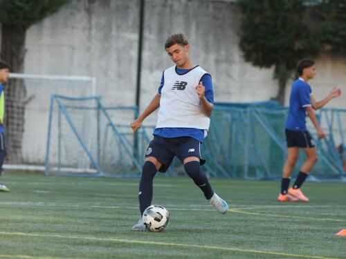 Raphael Resende, meia do Coimbra, treina no CT do Porto