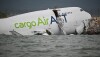 Avião em Hong Kong derrapa na pista, atinge carro de serviço e mata duas pessoas