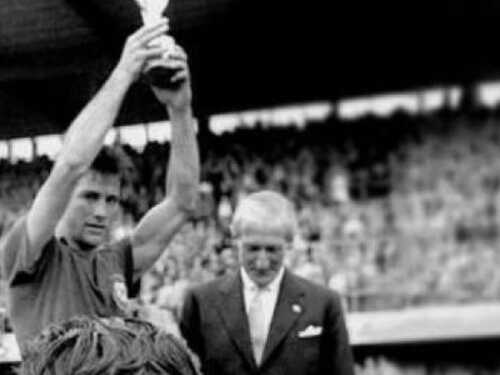 Gesto de levantar a taça foi criado por brasileiro durante a Copa do Mundo; entenda