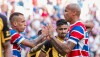 Breno Lopes e Deyverson, atacantes do Fortaleza, se cumprimentam em campo