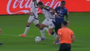 Lance em que Hulk, do Atlético, foi derrubado dentro da área, nesta terça-feira (21)