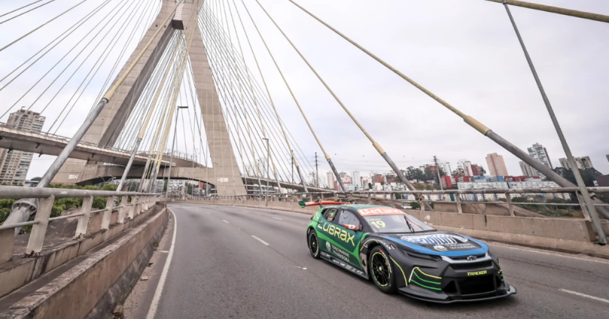Felipe Massa guia carro da Stock Car pelas ruas de São Paulo e agita público