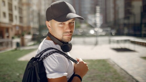 O que significa usar sempre boné, segundo a psicologia