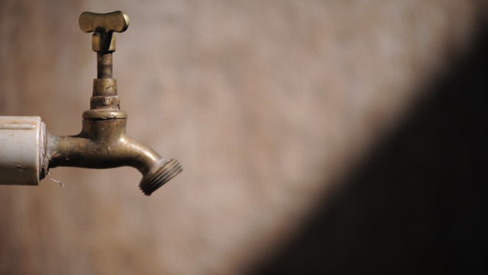 Torneira fechada mostrando falta de água