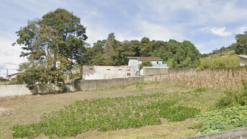 Foto mostra fundos de imóvel na rua Salvador Flôres, em Poços de Caldas