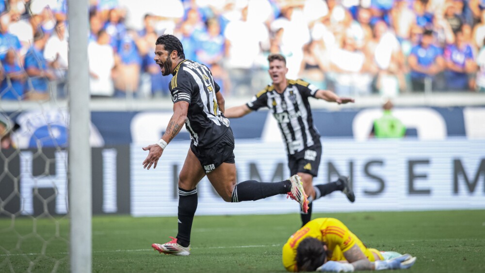 Hulk comemora gol pelo Atlético sobre o Cruzeiro no Mineirão, pela primeira fase do Mineiro