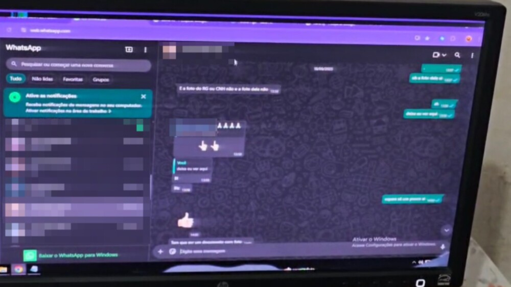 No interior do imóvel, foi constatado que o computador do suspeito estava em uso e aberto na tela de acesso à plataforma de Segurança Pública do Estado de Pernambuco.