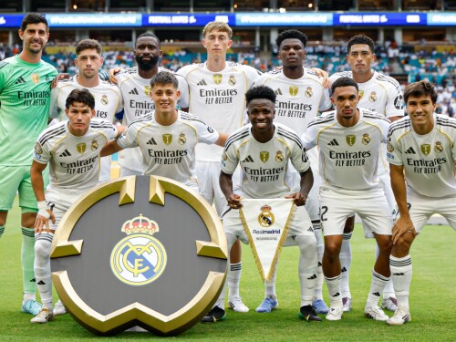 Jogadores do Real Madrid perfilados antes de jogo contra a Juventus no Mundial de Clubes