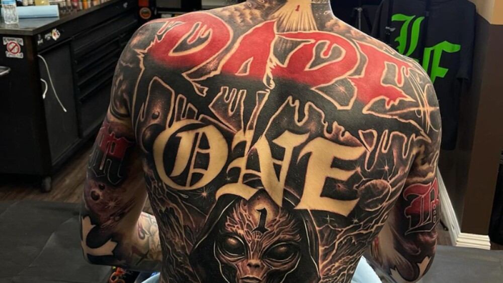 Tatuagem de LaMelo Ball conta com cruz, um ET e também os escritos 'o mais raro', entre outros elementos