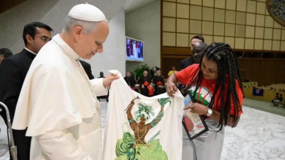 Papa Leão XIV recebe MST no Vaticano e diz que ‘terra, teto e trabalho são sagrados’