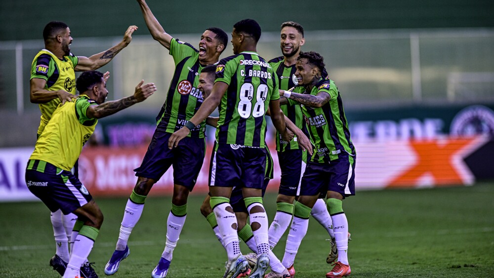 Jogadores do América comemoram gol sobre o Cruzeiro pela volta da semifinal do Campeonato Mineiro
