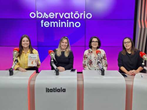 Autora do livro 'Pais desnecessários, filhos independentes' com apresentadoras do podcast