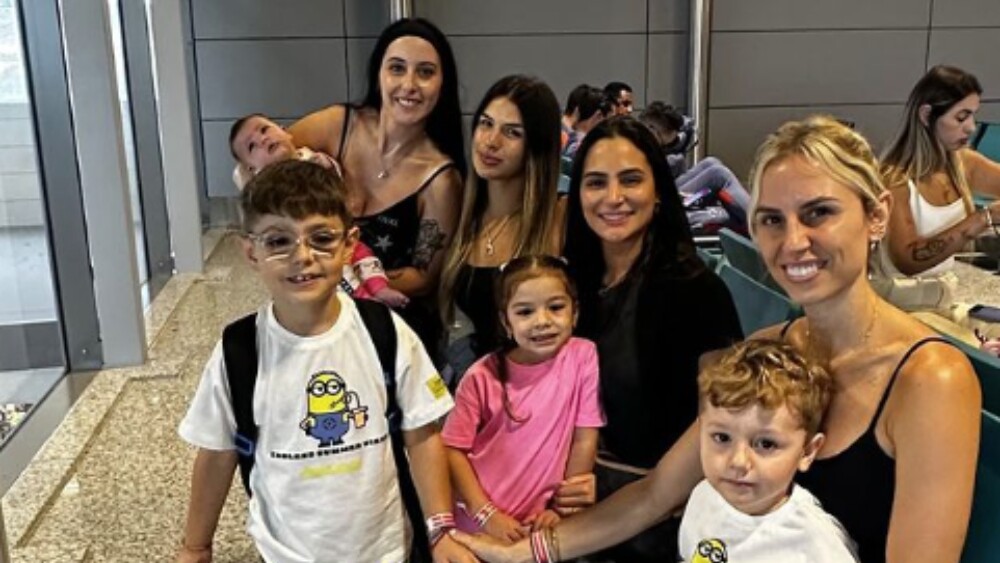 Familiares de Lautaro Díaz, Álvaro Barreal e Juan Ignacio Dinenno em embarque para Assunção, no Paraguai