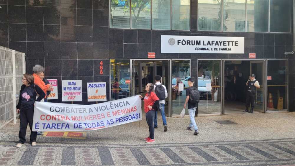 Protesto no fórum.jpg