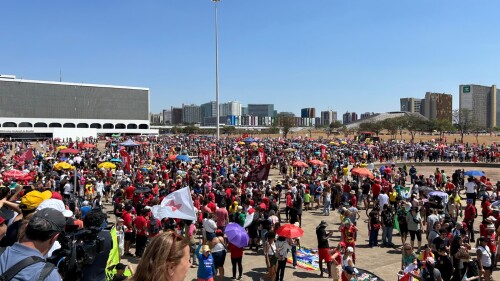 Manifestantes se reúnem em Brasília para protestar