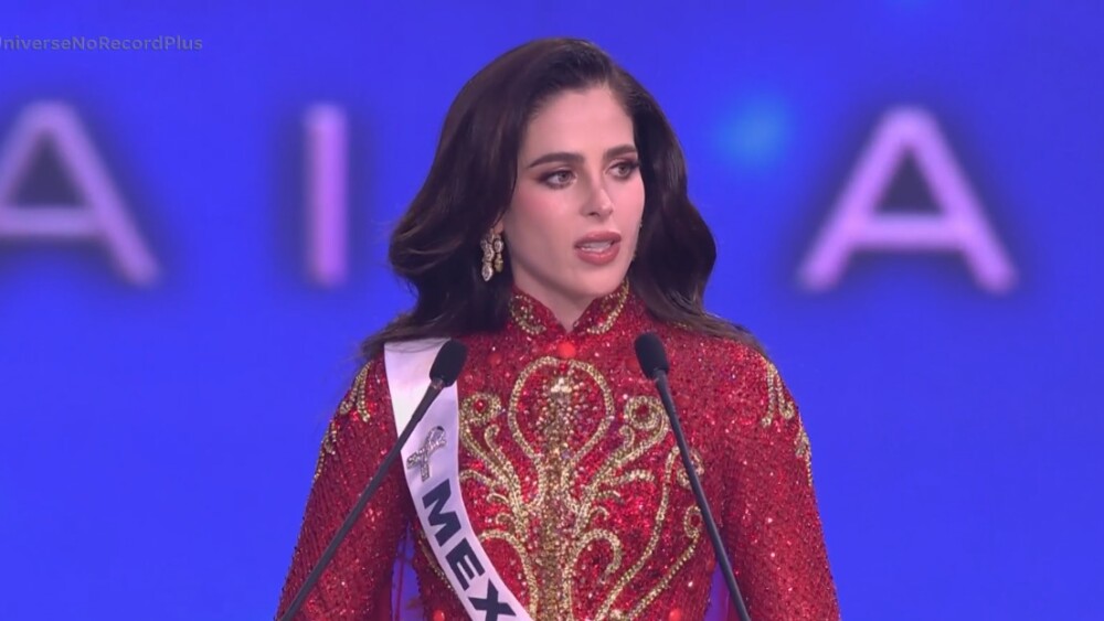 Candidatas durante etapa de perguntas do Miss Universo 2025