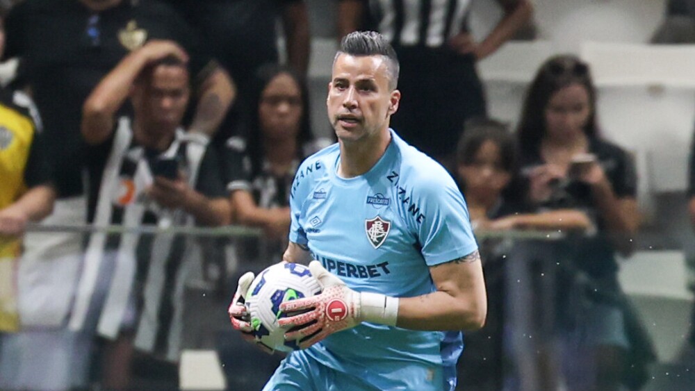 Fábio em ação na partida entre Atlético e Fluminense, pela Série A do Brasileiro