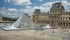 O Museu do Louvre, em Paris, é o museu mais visitado do mundo.