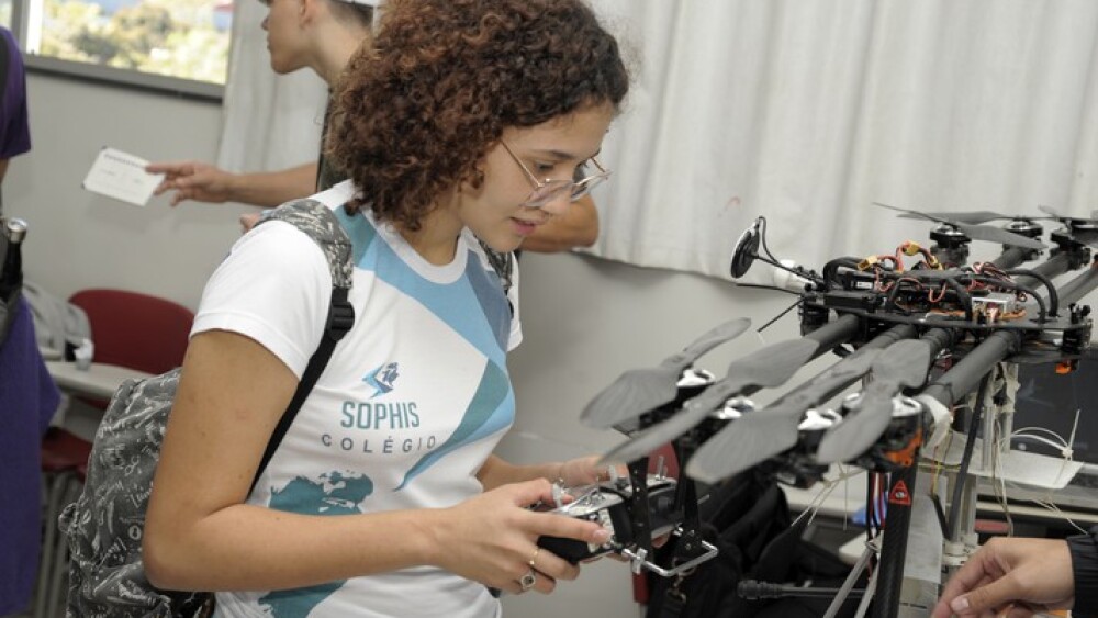 Estudante em sala interativa do curso de Engenharia Aeroespacial na última edição da Mostra Sua UFMG