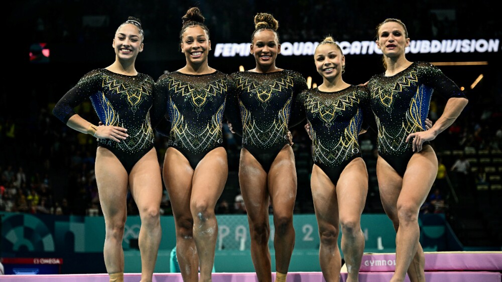 Equipe feminina do Brasil na ginástica artística em Paris 2024, com Júlia Soares, Lorrane Oliveira, Rebeca Andrade, Flávia Saraiva e Jade Barbosa