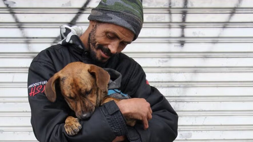 morador de rua e cachorro