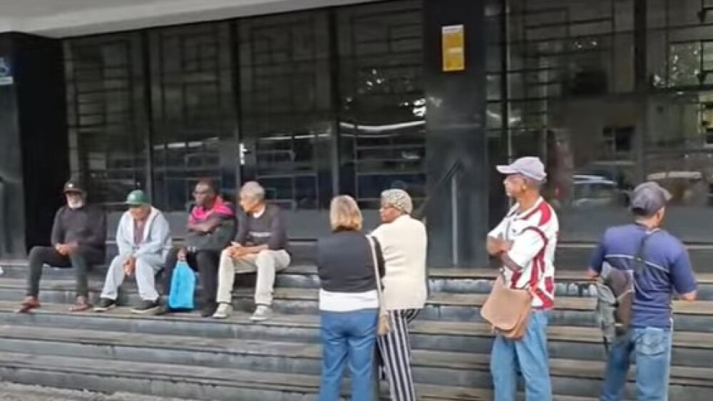 Fila na porta dos Correios no Centro de BH