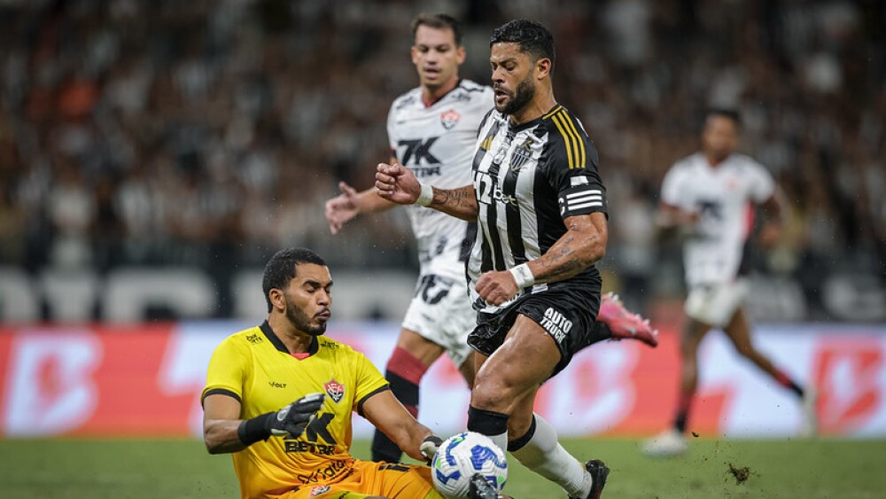 Hulk em dividida durante Atlético x Vitória, pela 3ª rodada do Brasileirão de 2025