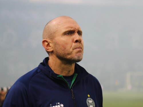 Técnico do Coritiba rasga elogios a Ronier e rebate críticas de Odair, do Athletico-PR