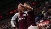 Matt Cash celebra o seu gol, que deu a vitória ao Aston Villa sobre o City neste domingo (26)